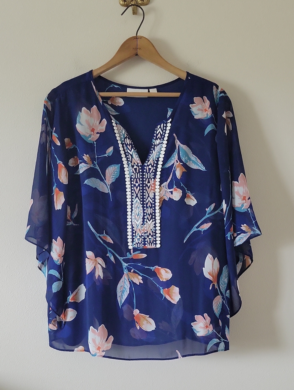 Belle by Kim Gravel Blue Magnolia Print Blouse Size Medium